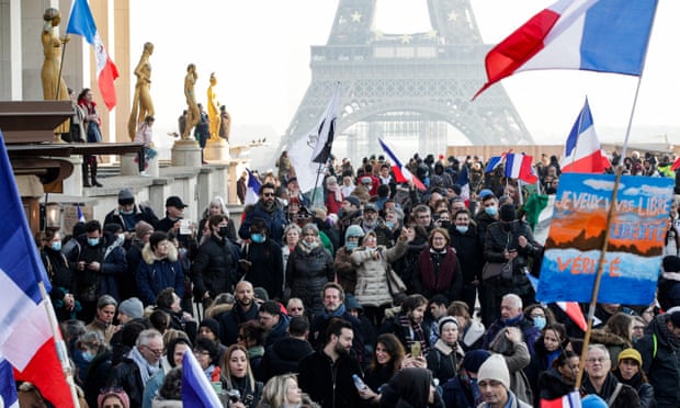 Người dân biểu tình, phản đối luật mới ở Paris, ngày 15/1.
