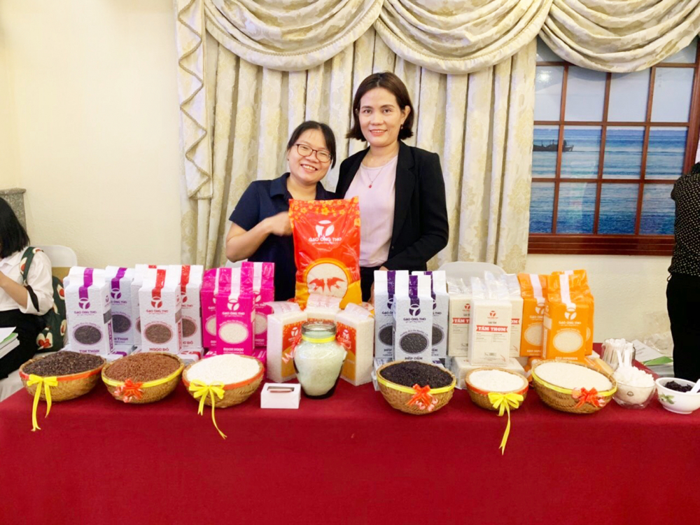 Chị Dương Thanh Thảo (bên phải) - Giám đốc Công ty cổ phần Gạo Ông Thọ - và các sản phẩm của công ty