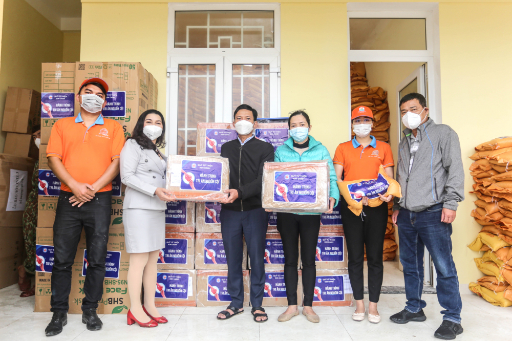 Đại diện Quỹ từ thiện Kim Oanh thăm, tặng quà tết cho người nghèo và tặng trang thiết bị y tế cho ngành y tế tỉnh Thừa Thiên - Huế với tổng trị giá gần 4 tỷ đồng - ẢNH: THUẬN HÓA