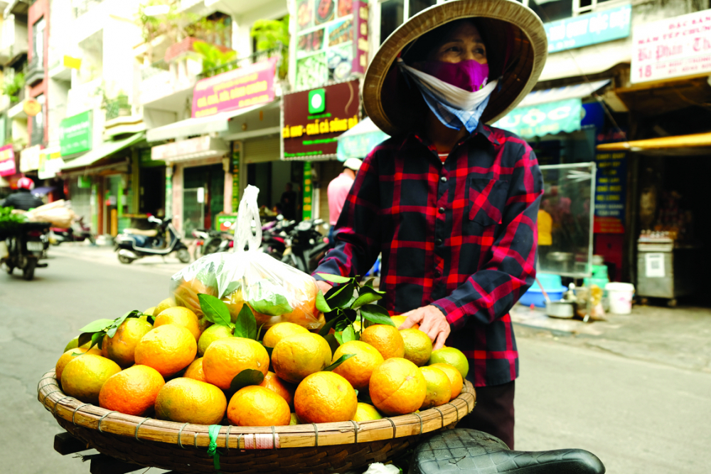 Nghe có người hỏi mua cam, mặt bà Hương tươi hẳn lên