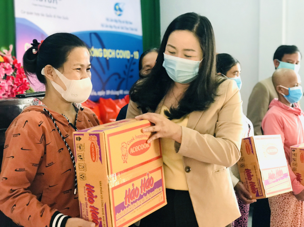 Bà Trần Thị Kim Loan - Chủ tịch Hội LHPN tỉnh Thừa Thiên - Huế - tặng quà tết cho các phụ nữ gặp khó khăn do ảnh hưởng của dịch COVID-19 - ẢNH: THUẬN HÓA