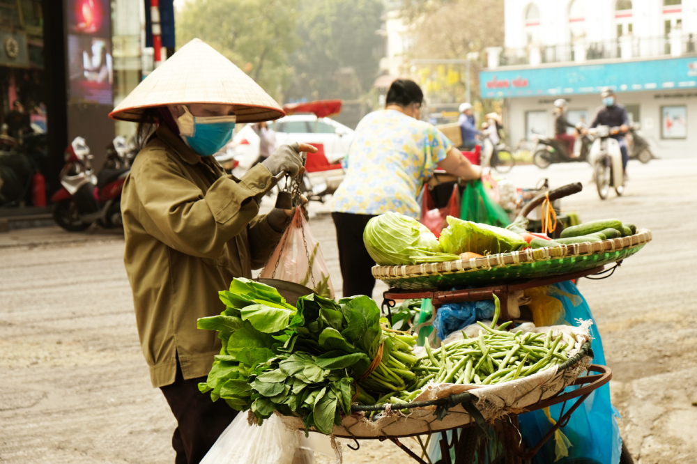 Những người bán hàng rong đến từ nhiều tỉnh vẫn nán lại Hà Nội thêm ít ngày để kiếm thêm tiền về lo tết cho gia đình