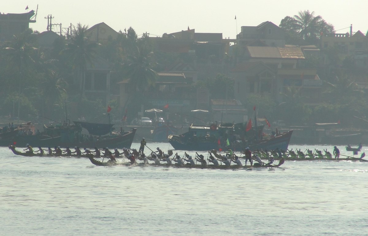 Lễ hội đua thuyền truyền thống trên sông Nhật Lệ -Ảnh: TTXVN