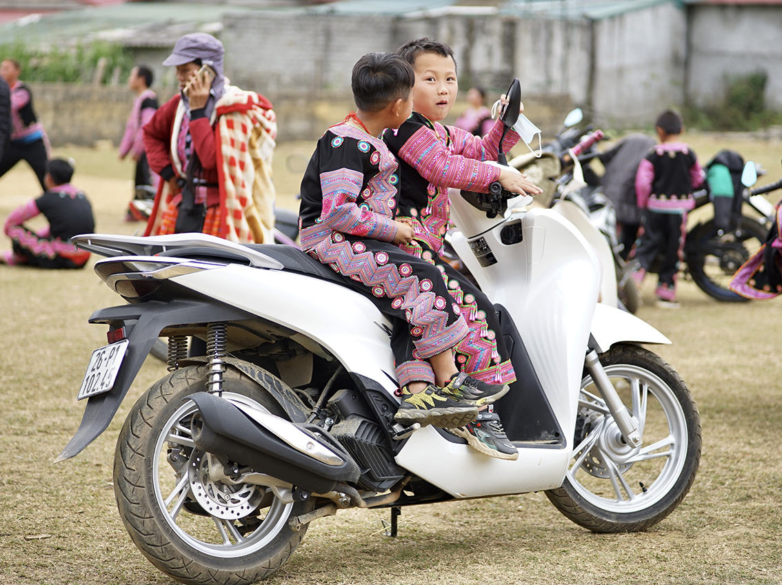 Những chiếc xe máy đắt tiền cũng đã xuất hiện nhiều hơn ở một xã miền núi vốn được coi là nghèo nhất Việt Nam.