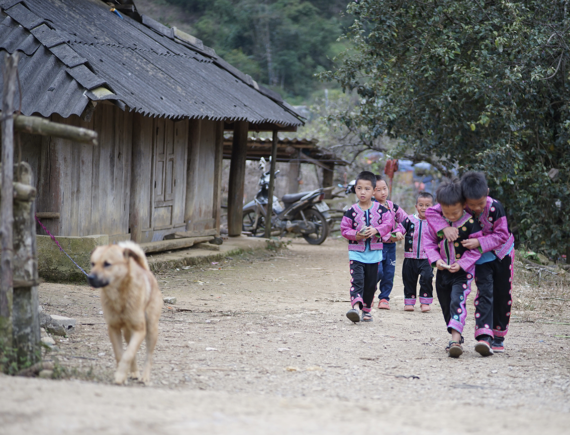 Khác với một số dân tộc ở vùng Tây Bắc khác, người Mông tại Sơn La thường đón Tết sớm một tháng. Trong dịp Tết này, người Mông thường gác công việc hàng ngày lại, diện quần áo đẹp và chơi những trò chơi truyền thống của dân tộc.