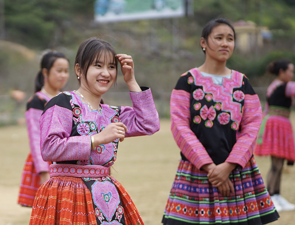 Vẻ đẹp thuần khiết của các cô gái Mông khi đi chơi ngày Tết.