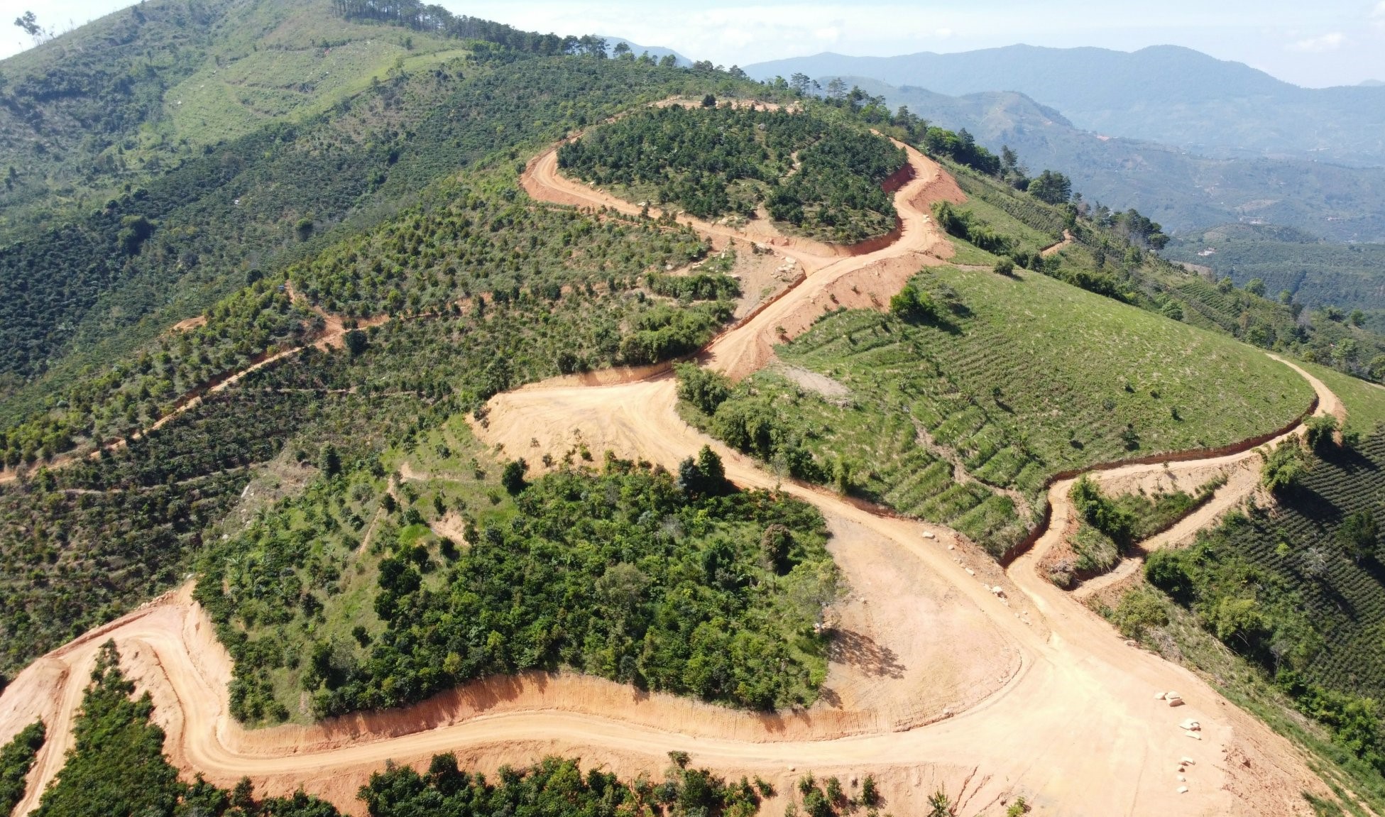Những con đường chằng chịch được san ủi trên ngọn đồi tại thôn 5, xã Lộc Nam. Ảnh: Đ.M