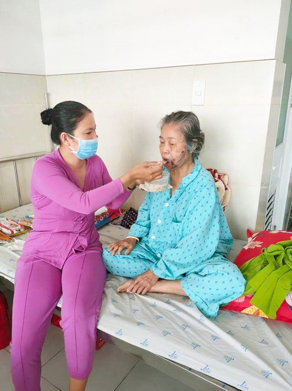 Chị Út chăm sóc mẹ chồng tại Bệnh viện Đa khoa Trung tâm An Giang