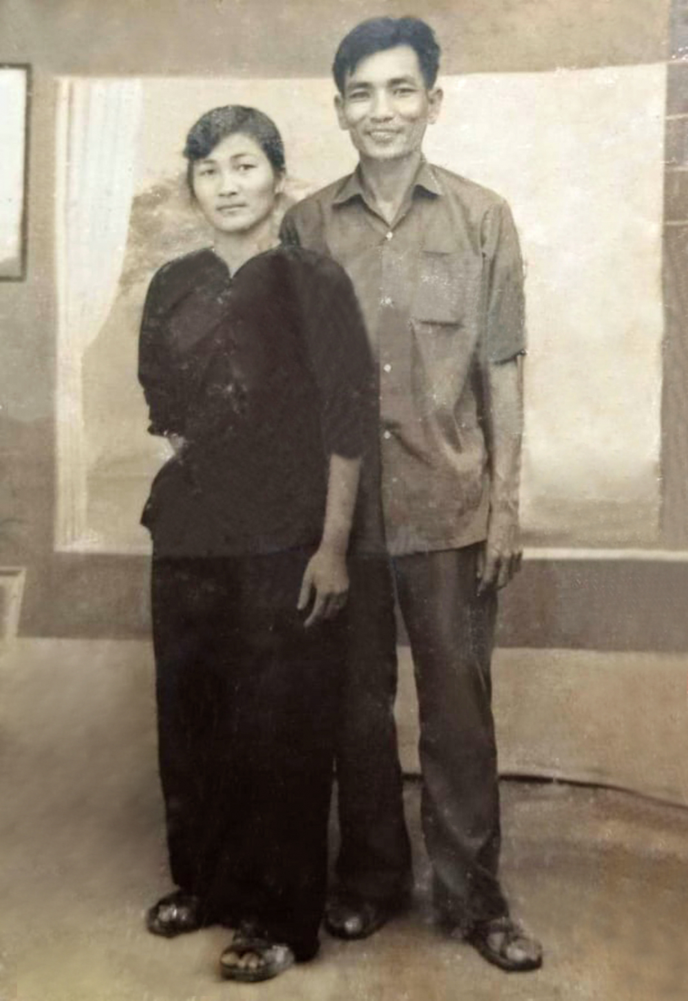 Bức ảnh vợ chồng bà Kim Thu chụp ở biên giới Việt Nam - Campuchia năm 1973.  Dù ảnh đã hoen màu nhưng bà Kim Thu vẫn nâng niu như báu vật