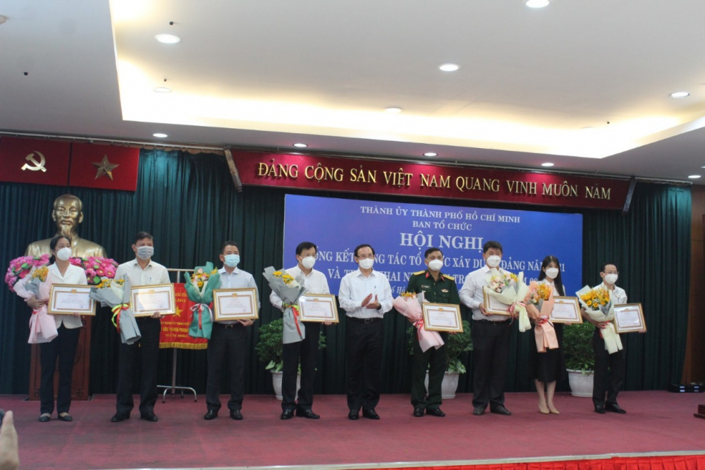 Bí thư Thành ủy TPHCM Nguyễn Văn Nên trao Bằng khen của Thành ủy cho các tập thể hoàn thành xuất sắc nhiệm vụ tổ chức xây dựng Đảng năm 2021.
