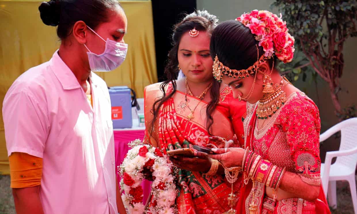 Một cô dâu tìm kiếm giấy chứng nhận chủng ngừa coronavirus của mình để đưa nó cho nhân viên y tế tại địa điểm tổ chức đám cưới của cô ấy