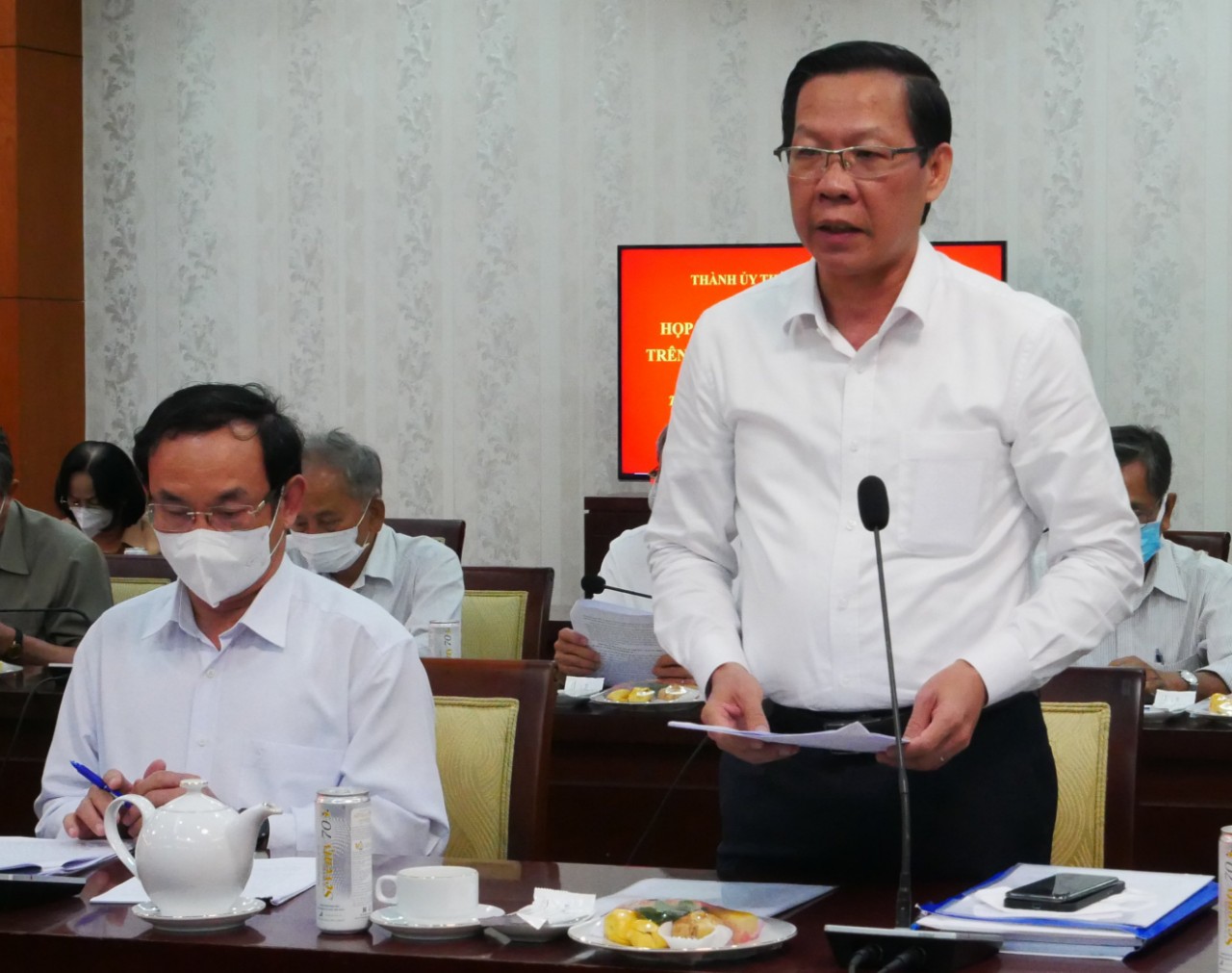 Chủ tịch UBND TPHCM Phan Văn Mãi báo cáo tình hình kinh tế - xã hội của TPHCM năm 2021 tại cuộc gặp mặt