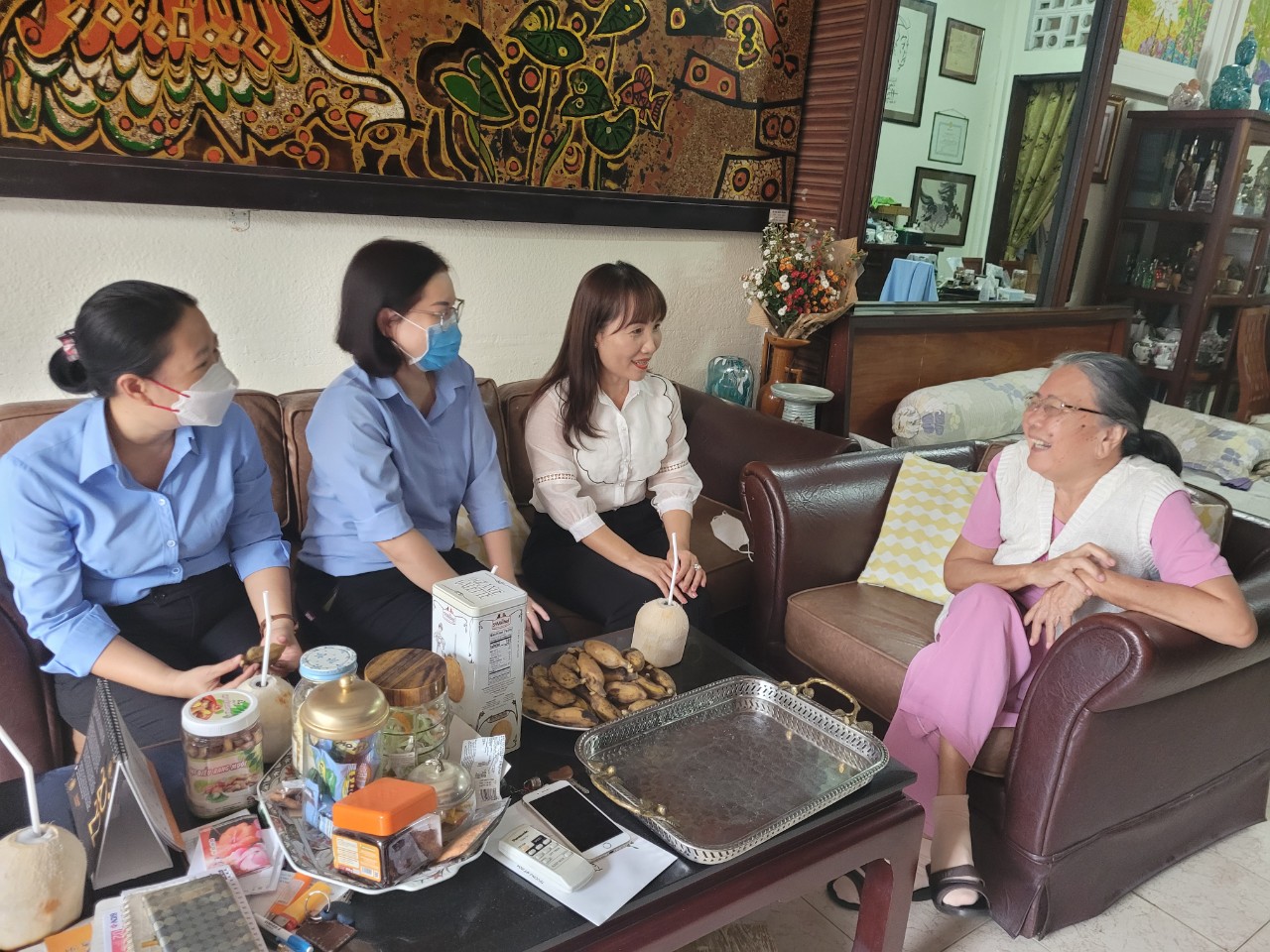 Dì Nguyễn Thị Thu có cuộc trò chuyện ấm áp, chân tình với các cán bộ Hội LHPN TP