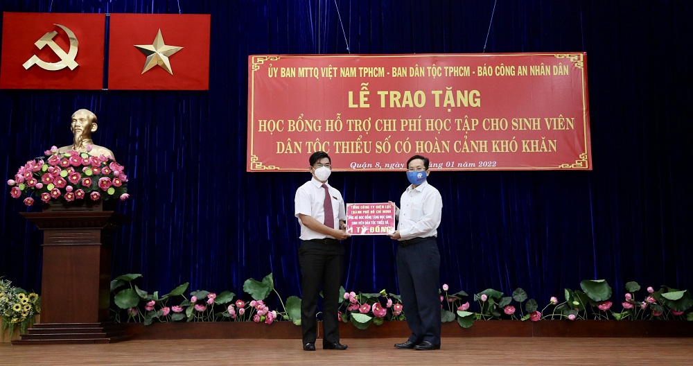 Đồng chí Bùi Hải Thành - Phó bí thư Thường trực Đảng ủy EVNHCMC  trao tặng biểu trưng 1 tỷ đồng cho Quỹ