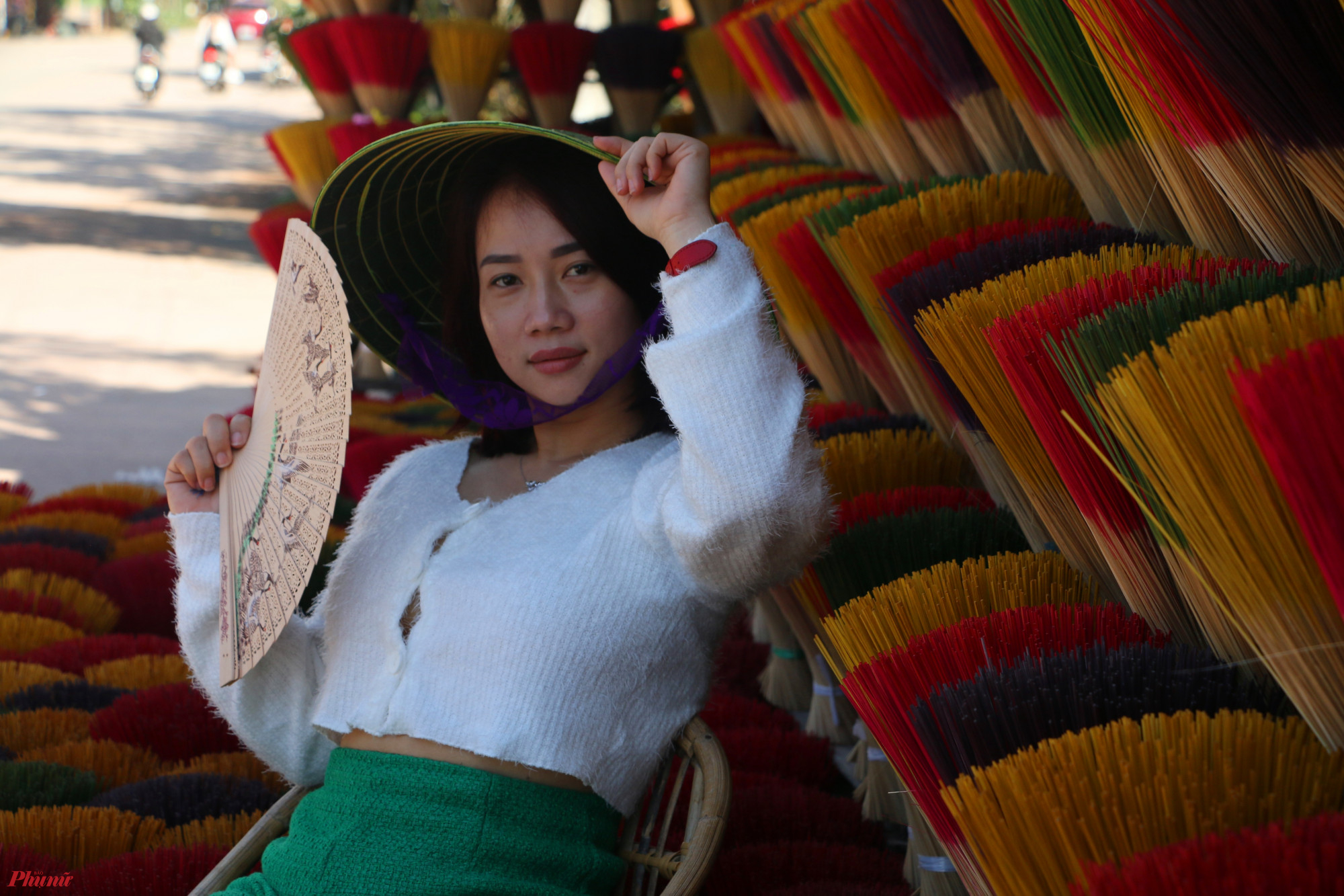 Nhiều người làm hương trầm ở Thủy Xuân cho biết, nghề truyền thống làm quanh năm, nhưng thời điểm cận kề tết, công suất tăng hơn theo nhu cầu của người mua.