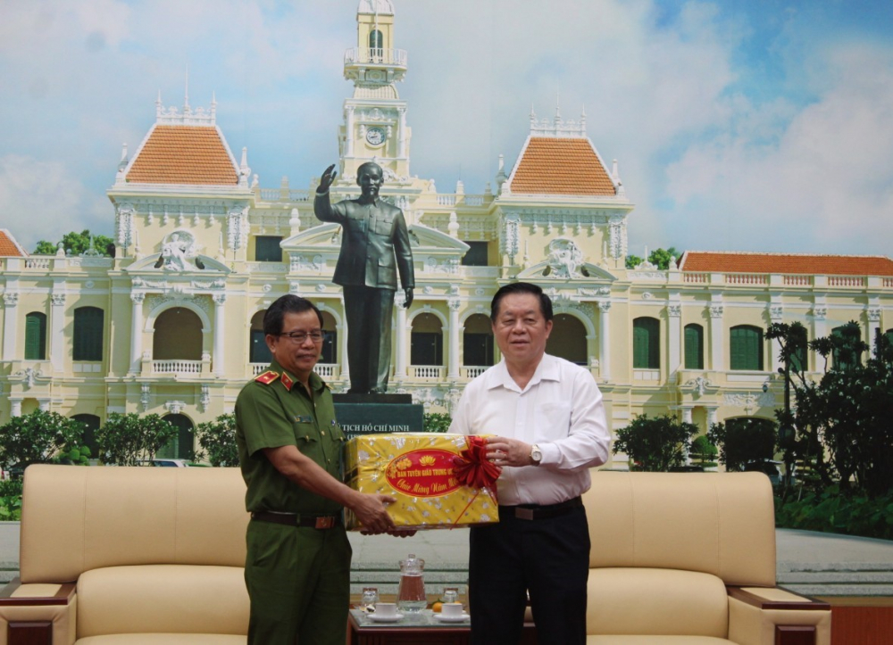 Trưởng Ban Tuyên giáo Trung ương Nguyễn Trọng Nghĩa thăm, chúc Tết và tặng quà Công an TPHCM và Phòng PA05