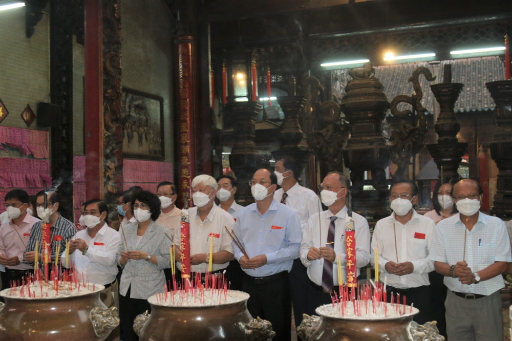 Lãnh đạo TPHCM thắp hương tại Hội quán Tuệ Thành.