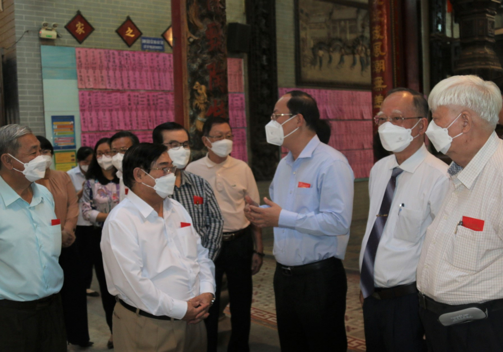 Phó Bí thư Thành ủy TPHCM Nguyễn Hồ Hải thăm hỏi tình hình hoạt động của các Hội quán người Hoa tại quận 5.
