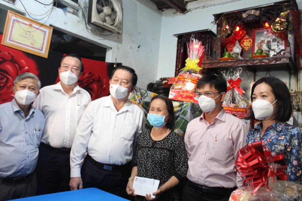 Trưởng Ban Tuyên giáo Trung ương Nguyễn Trọng Nghĩa và lãnh đạo TPHCM thăm và tặng quà gia đình bà Triệu Lệ Anh tại quận 5.