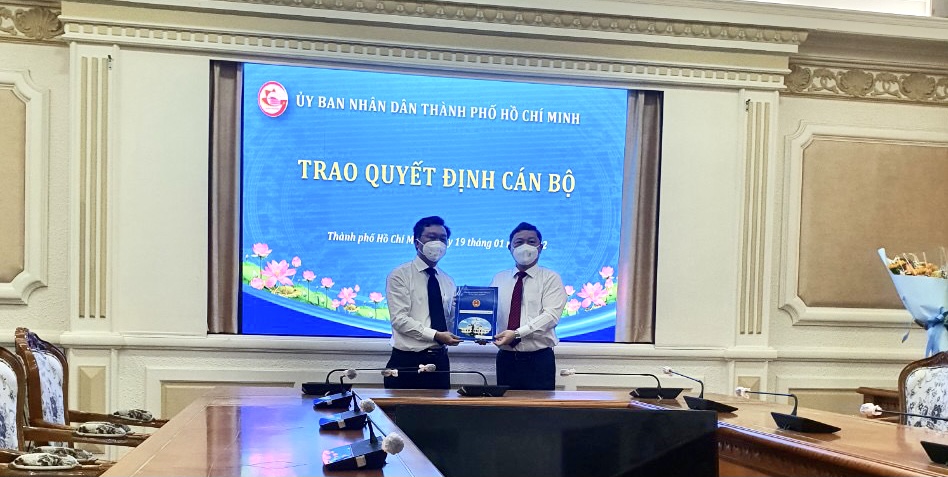 Phó Chủ tịch UBND TP.HCM Dương Anh Đức (bên phải) trao Quyết định bổ nhiệm Phó Giám đốc Sở GD-ĐT TP.HCM cho ông Nguyễn Bảo Quốc