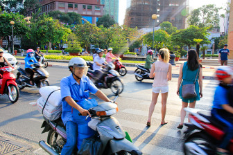 Với du khách quốc tế, việc băng qua đường ở Việt Nam nguy hiểm nhưng thú vị.