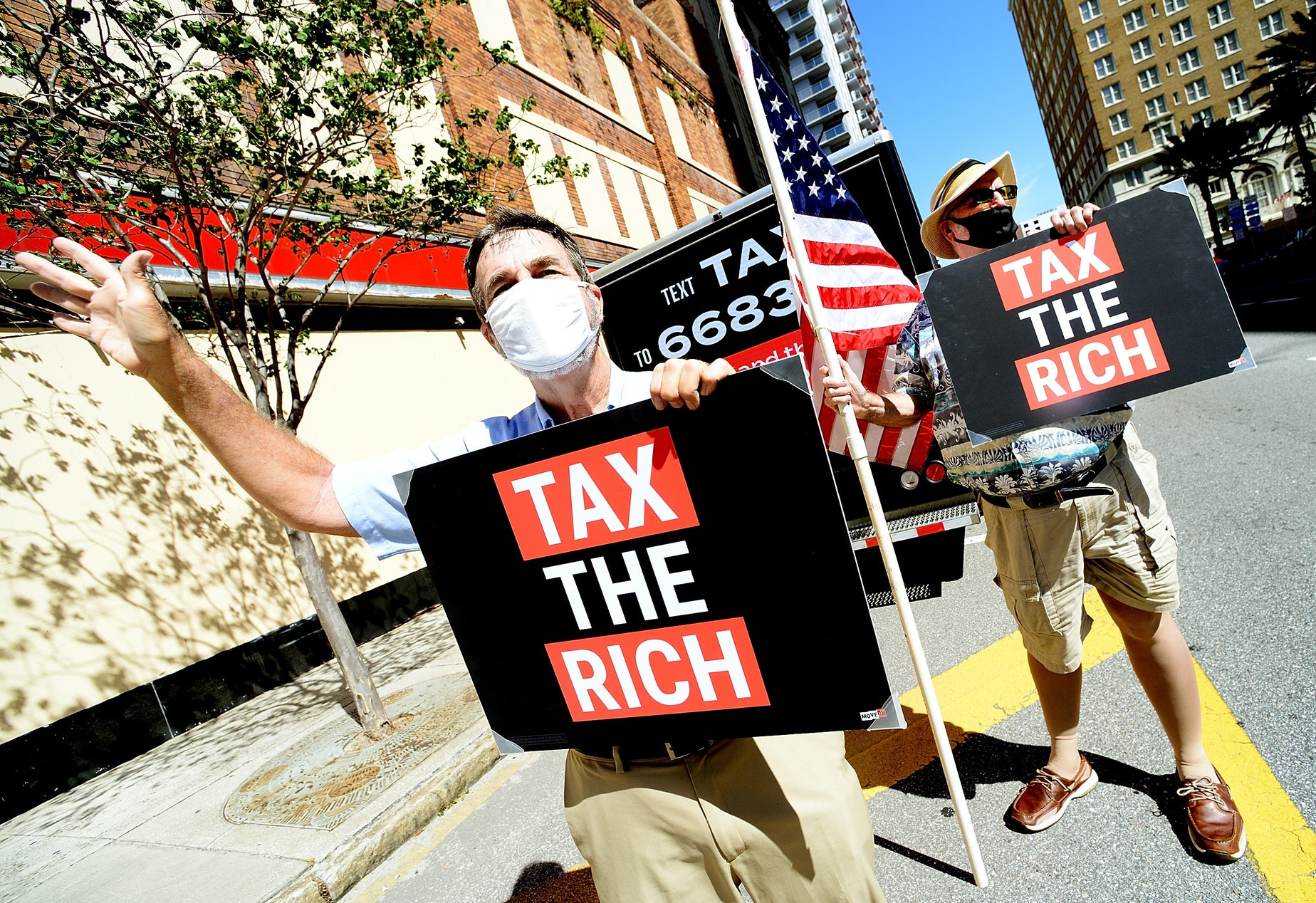 Các tỷ phú đang thúc giục chính phủ các nước cần thay đổi chính sách đánh thuế để người giàu được đóng góp nhiều hơn cho xã hội - Ảnh: Getty Images for Moveon