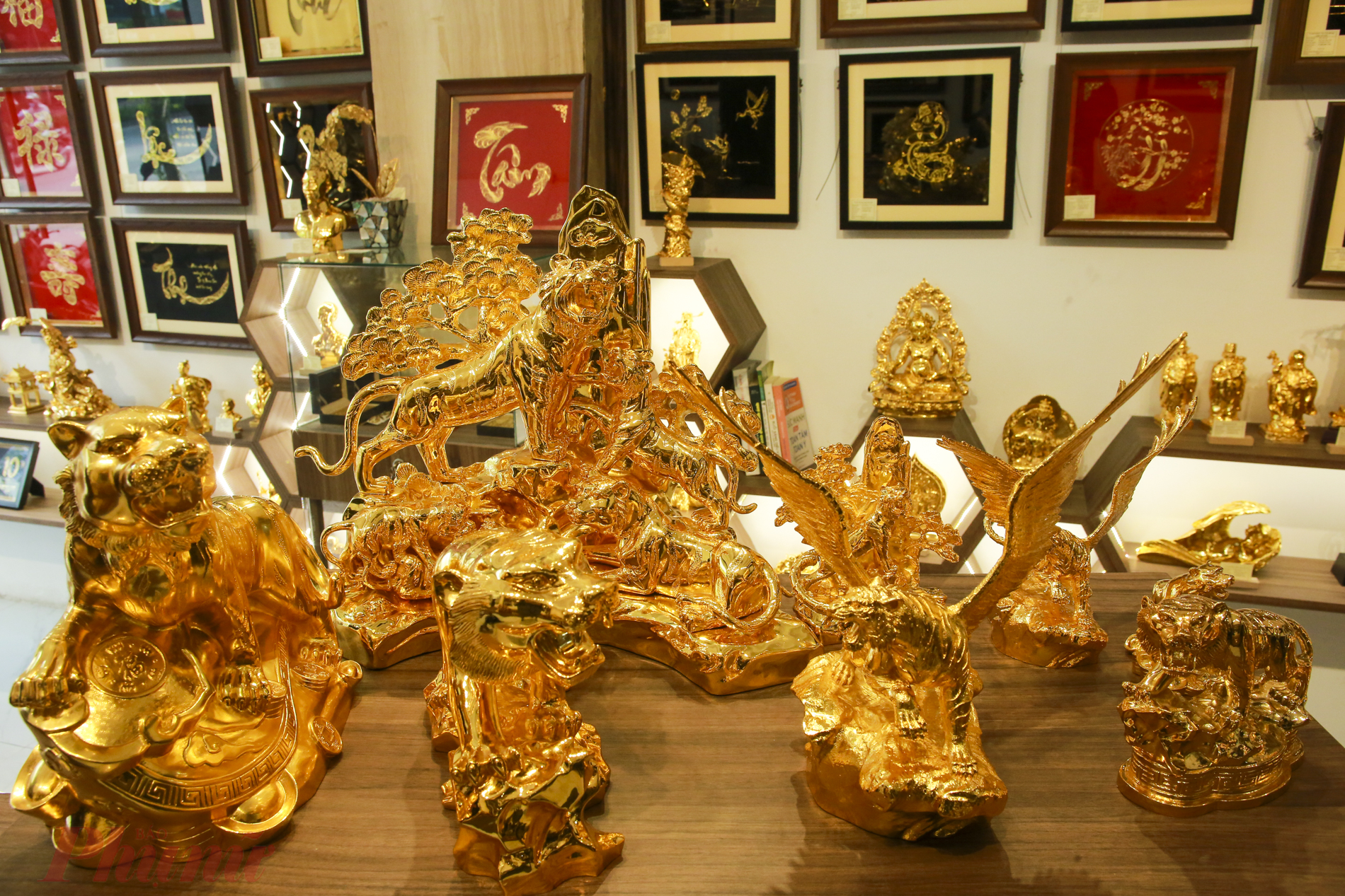 Bên cạnh đó, nhiều mẫu tượng hổ mạ vàng 24K với kích thước nhỏ hơn được bán với giá dao động từ 4 - 18 triệu đồng.