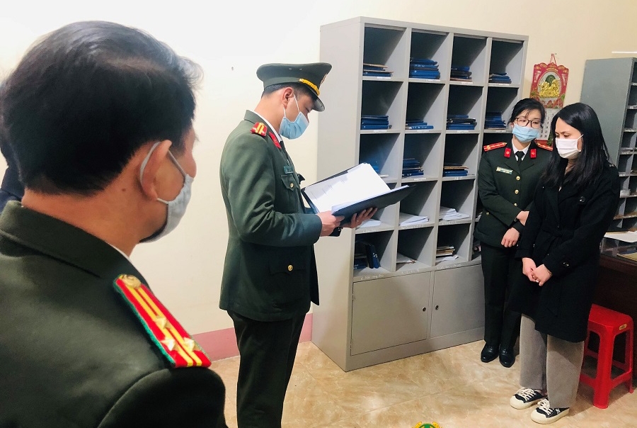 Cơ quan An ninh điều tra thi hành lệnh giữ người trong trường hợp khẩn cấp đối với Hoàng Thanh Thảo - Ảnh: Công an Lạng Sơn