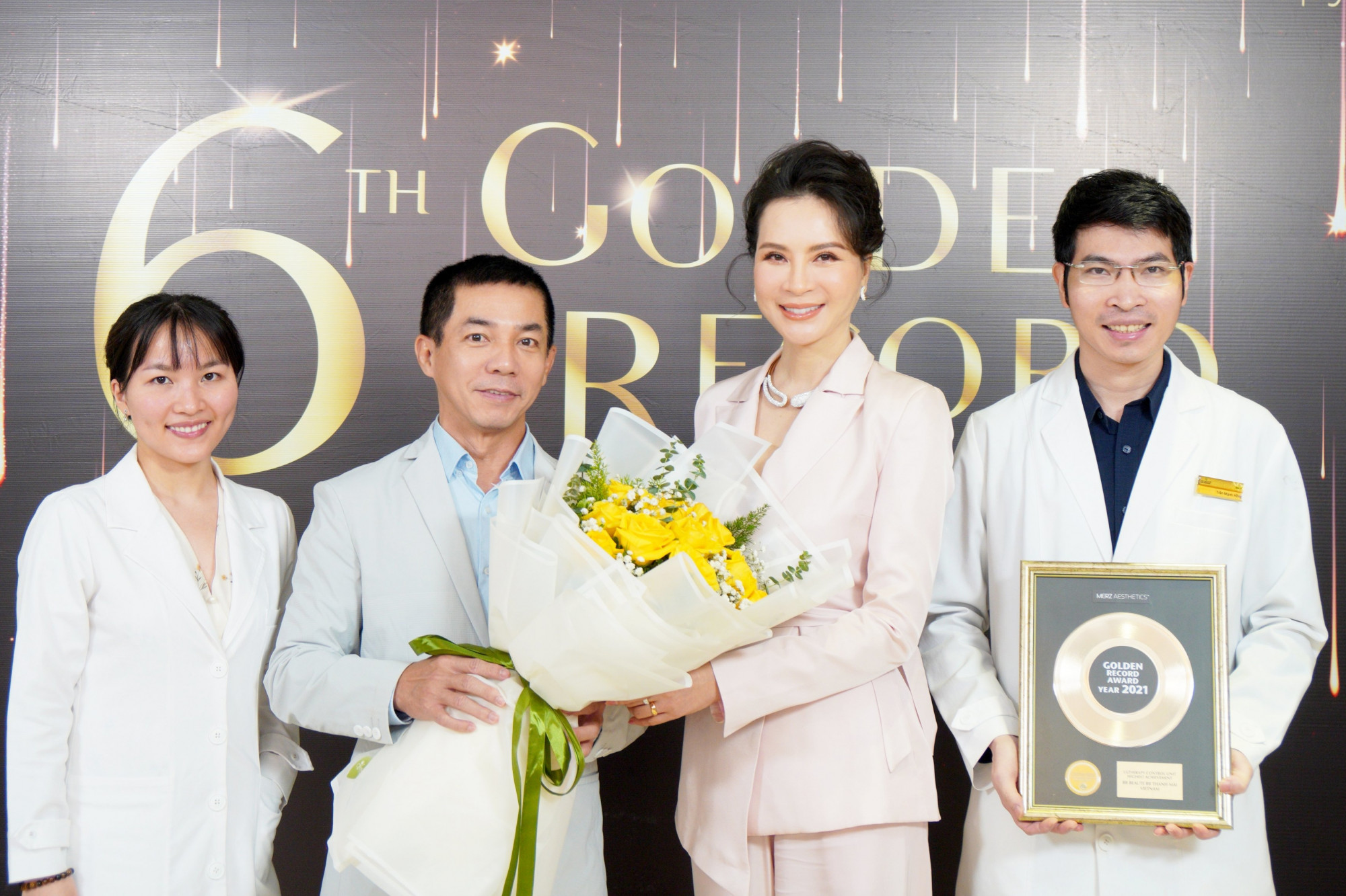 MC Thanh Mai nhận giải thưởng cho thẩm mỹ viện - Ảnh: TM
