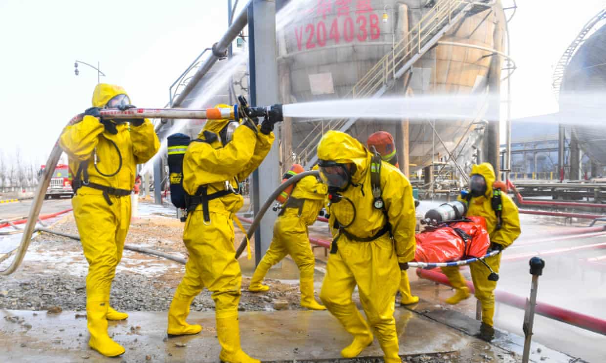 Lính cứu hỏa tham gia diễn tập khẩn cấp chống lại các tai nạn và hiểm họa hóa chất mùa đông ở Khu tự trị Nội Mông, Trung Quốc