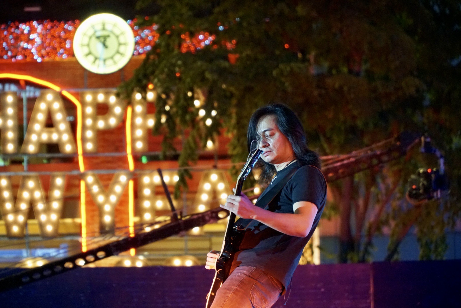 Biểu diễn nhạc rock trong chương trình chào đón năm mới 2022 tại đường đi bộ Nguyễn Huệ