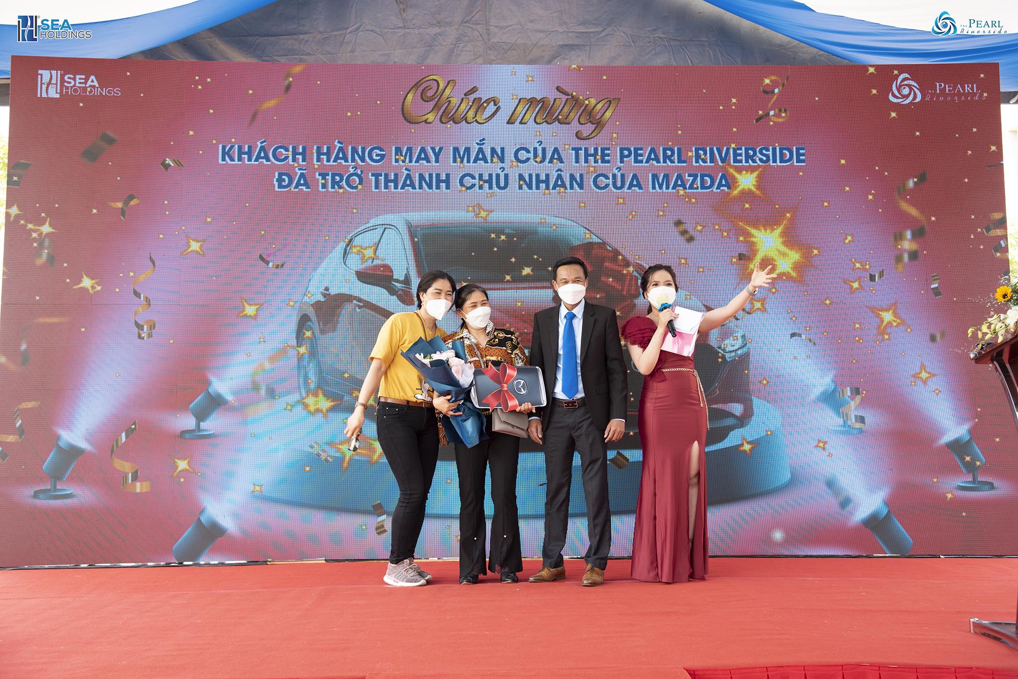Ông Thái Hữu Phú trao giải cho khách hàng Vũ Thị Uyên tại buổi lễ - Ảnh: SeaHoldings