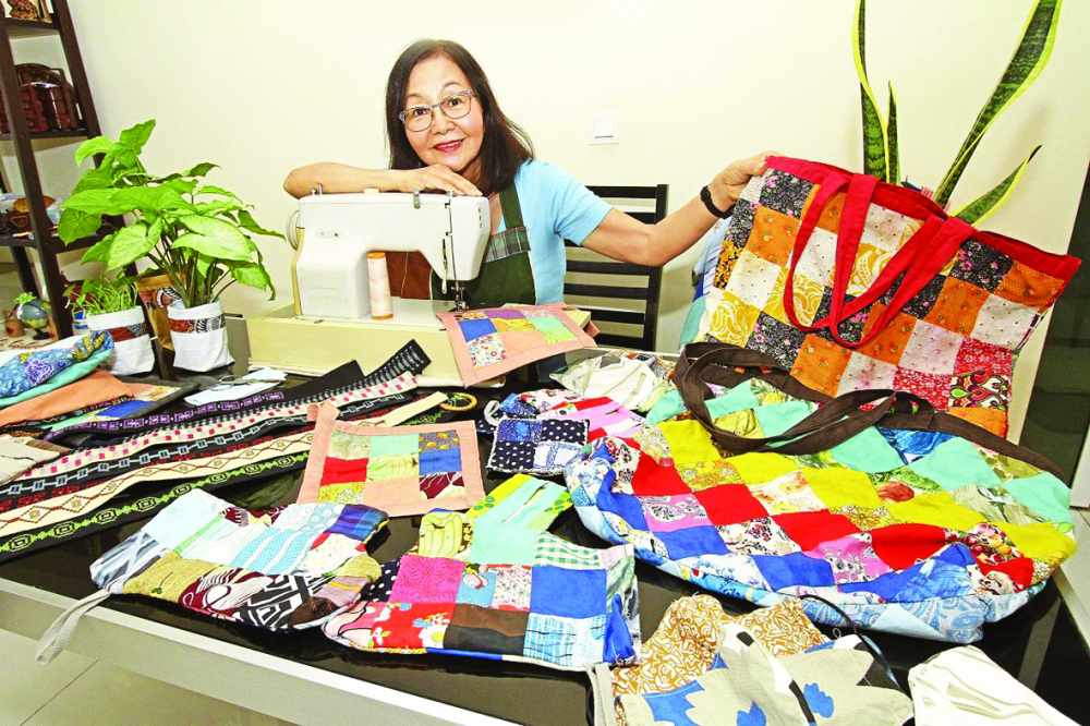 Một nữ giáo viên về hưu người Malaysia tìm thấy niềm vui sáng tạo với nghệ thuật may chắp vá vải - ẢNH: THE STAR