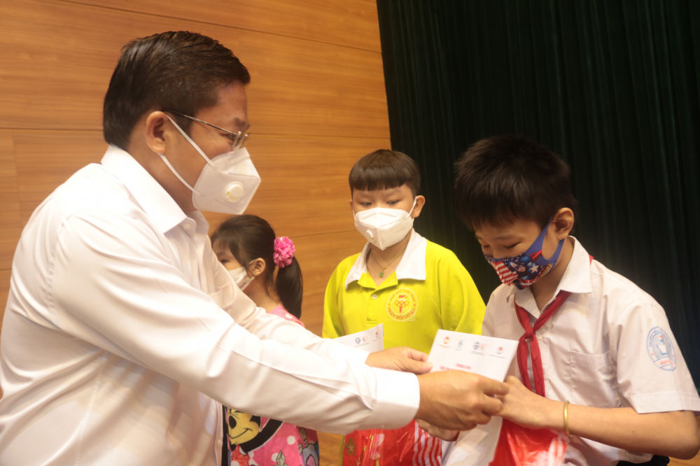 Ông Lễ Văn Thinh - Bí thư Quận ủy quận Bình Tân - trao những phần quà nghĩa tình cho các em nhỏ. 