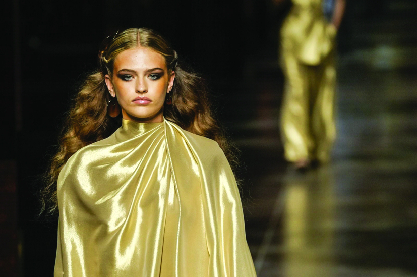Một người mẫu trình diễn thiết kế của Fendi tại Tuần lễ thời trang Milan 2021 - ẢNH: AP