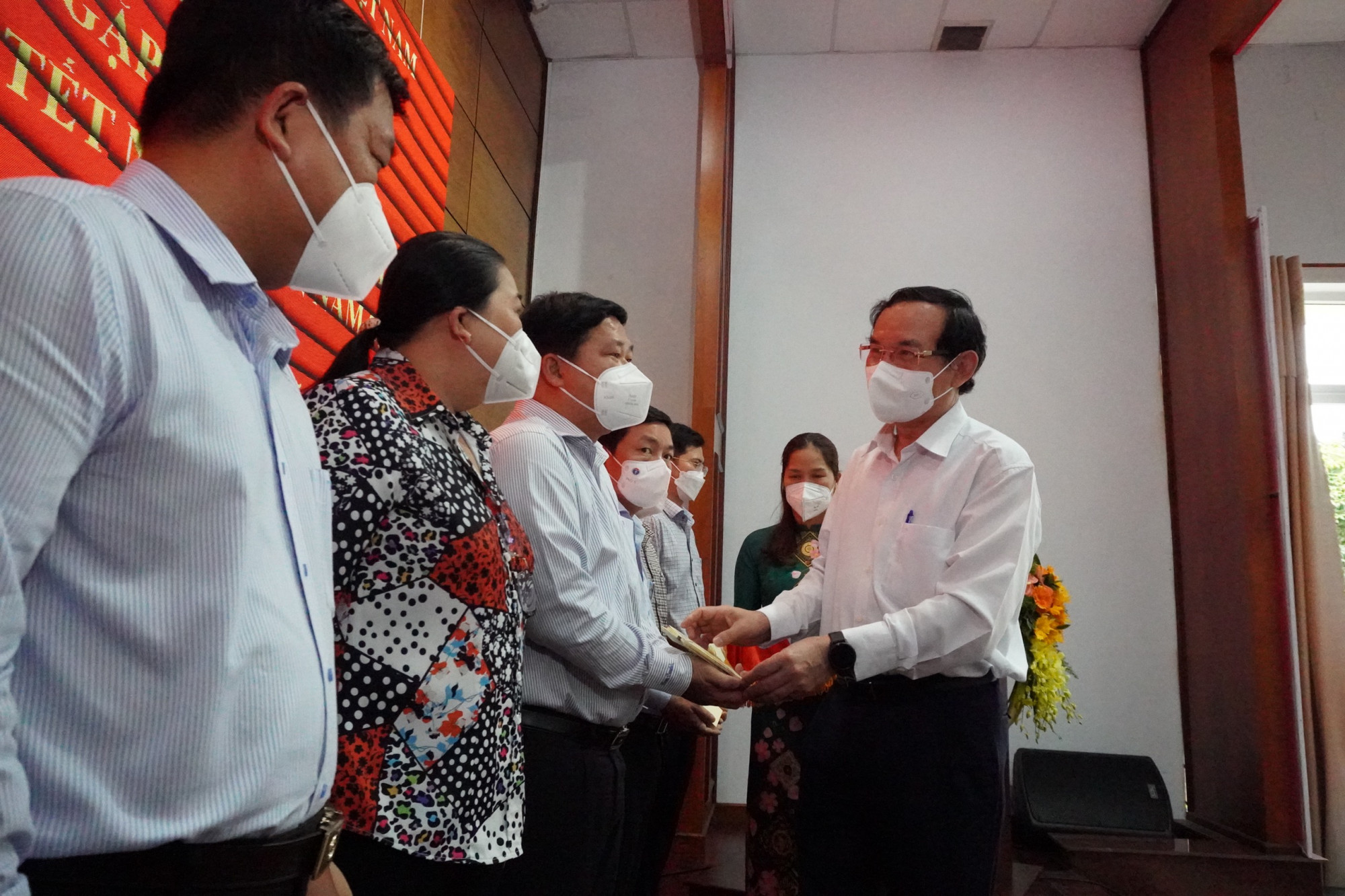 Bí thư Thành ủy TPHCM Nguyễn Văn Nên trao thiệp chúc tết đến lãnh đạo các địa phương tại điểm cầu TP Thủ Đức
