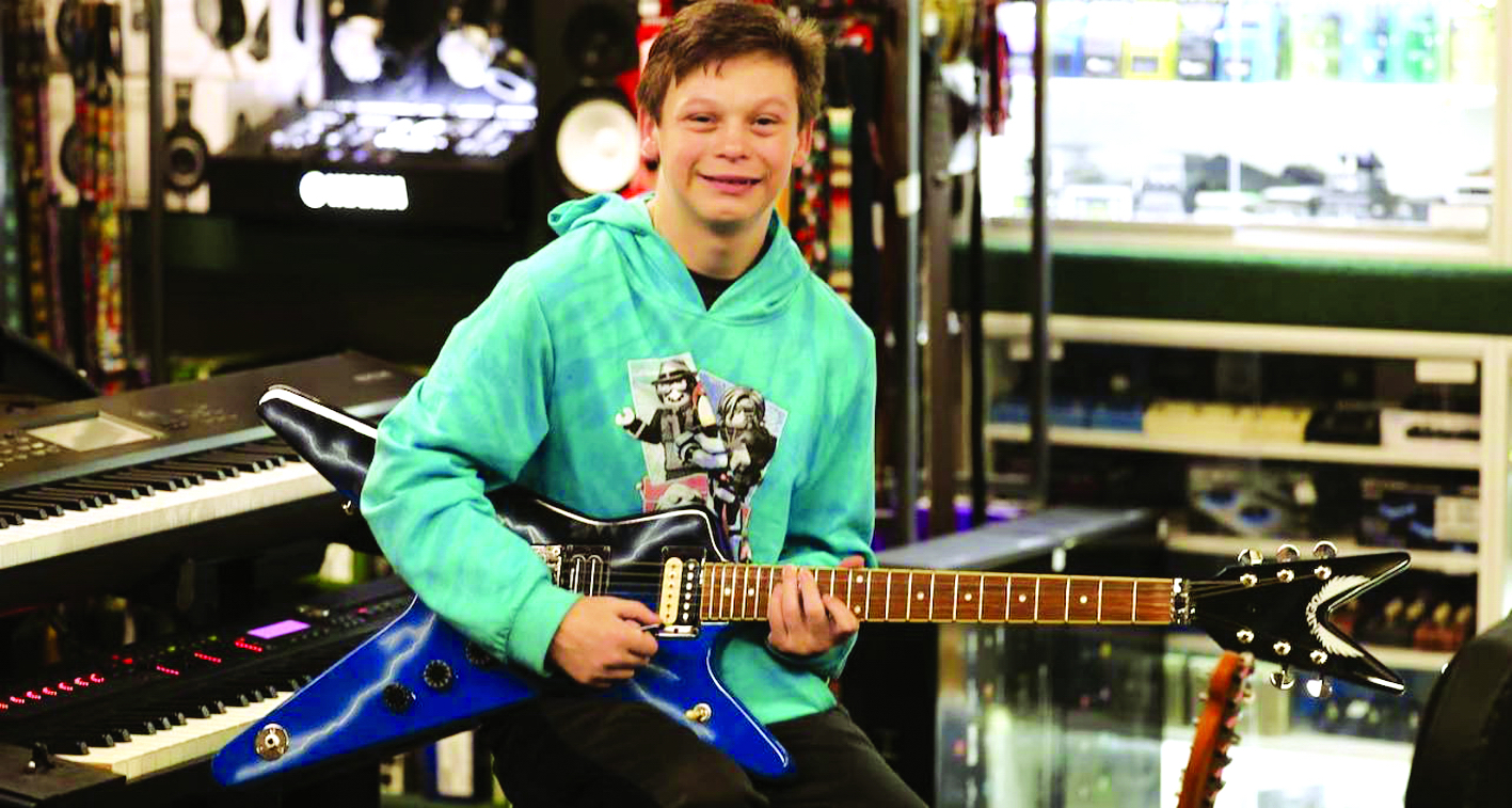 Cậu bé Fallon hạnh phúc khi nhận được cây đàn mà mình yêu quý  - ẢNH: GOOD NEWS NETWORK