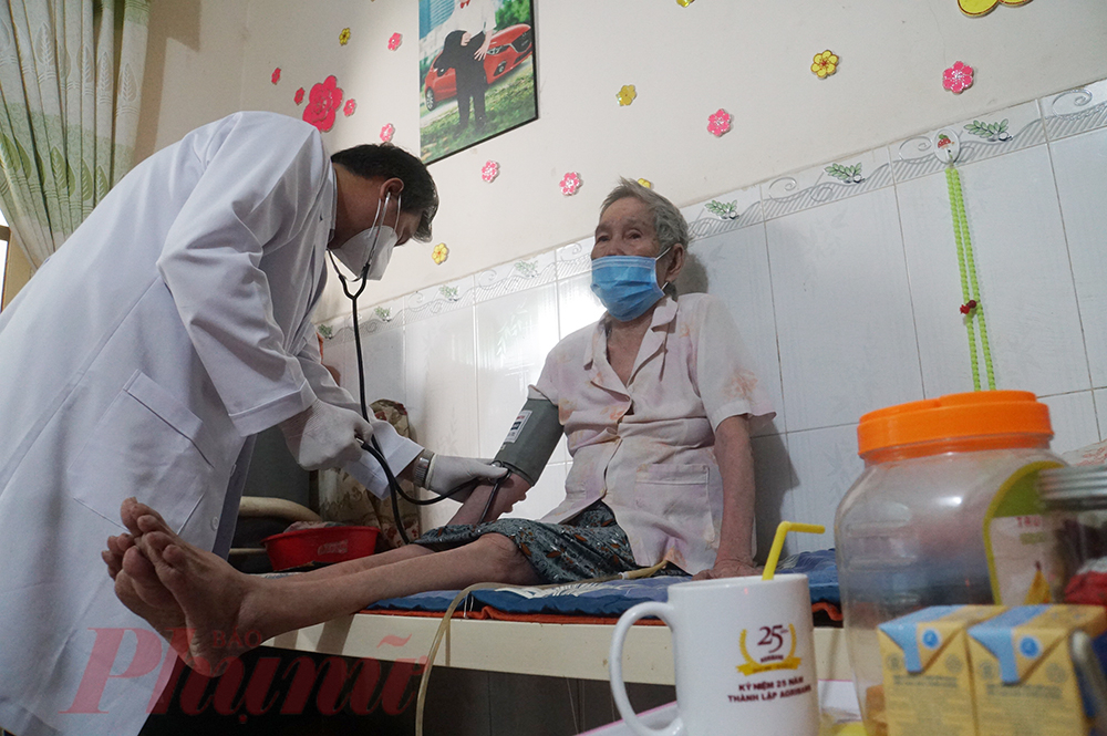 Trước khi tiêm vắc xin cho cụ A., bác sĩ CK2 Nguyễn Thanh Hùng - Trưởng khoa Tai Mũi Họng, Bệnh viện Lê Văn Thịnh khám tầm soát cho bà