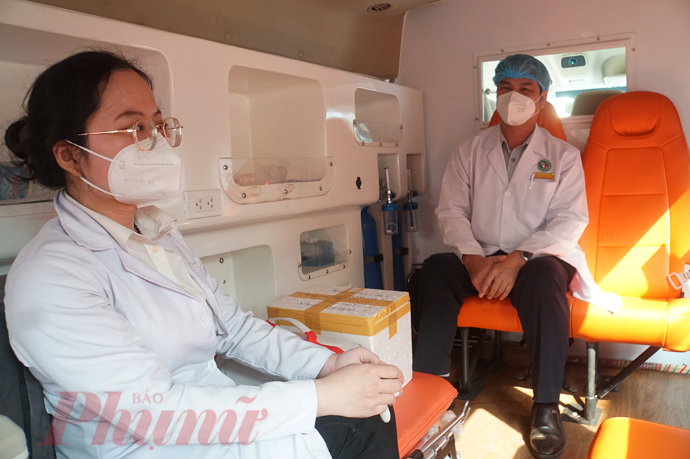 Sáng 20/1, đội ngũ bác sĩ Bệnh viện Lê Văn Thịnh (TP Thủ Đức) đi từng nhà theo danh sách người dân đăng ký trước đó để tiêm ngừa vắc xin COVID-19 cho người thuộc nhóm đối tượng nguy cơ cao