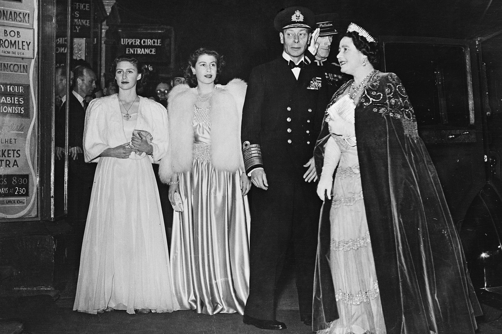Năm 1946, Nữ hoàng Elizabeth gia nhập gia đình Hoàng gia trong áo choàng sa tanh và áo khoác lông thú khá hài hòa để xem buổi biểu diễn tại London Palladium.