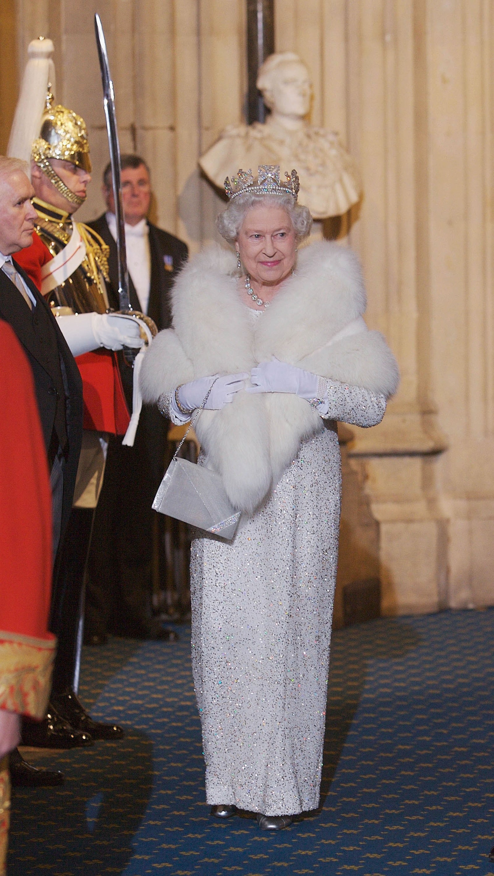Năm 2006, tại Lễ khai mạc Quốc hội, Nữ hoàng đã chọn một chiếc áo choàng đính hạt màu trắng với một chiếc áo choàng lông thú và đeo chiếc diadem George IV.