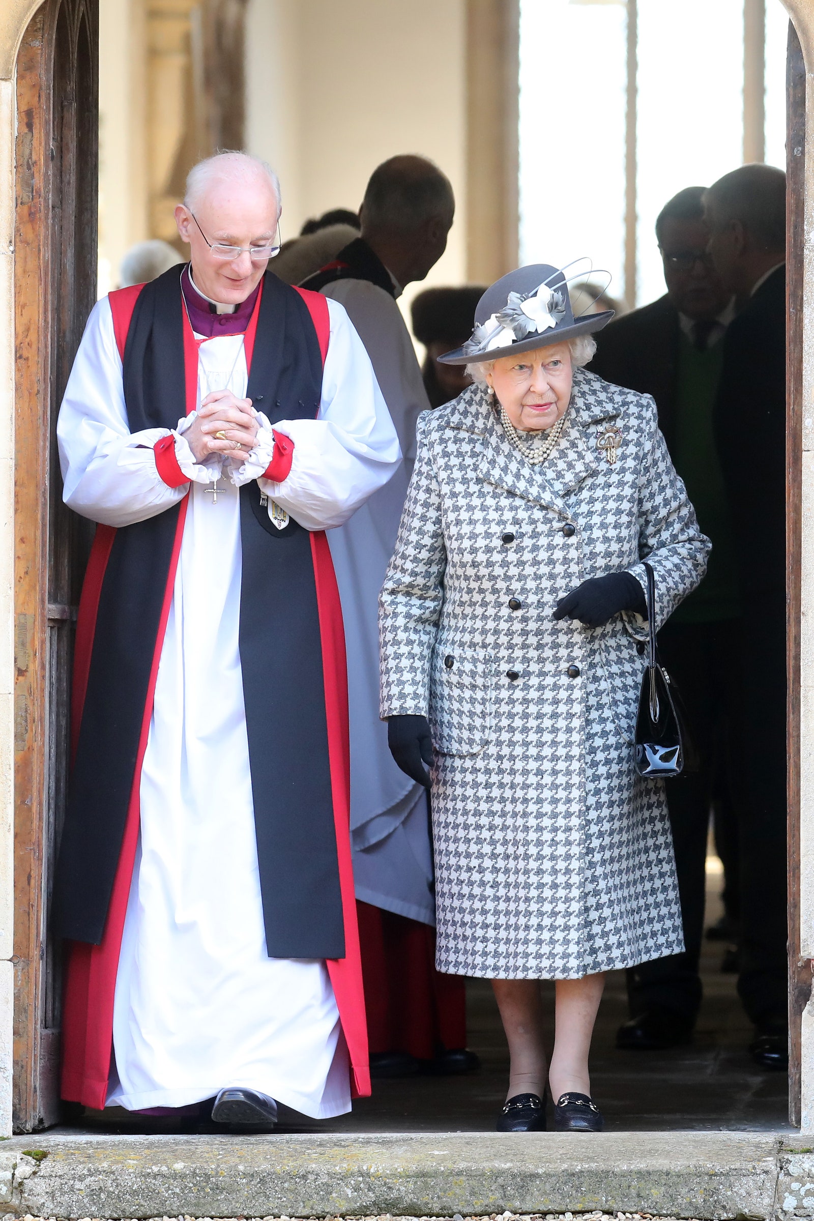 Năm 2020, Nữ hoàng Elizabeth được chụp ảnh rời khỏi nhà thờ ở Sandringham với chiếc áo khoác màu xám và phối phụ kiện. 