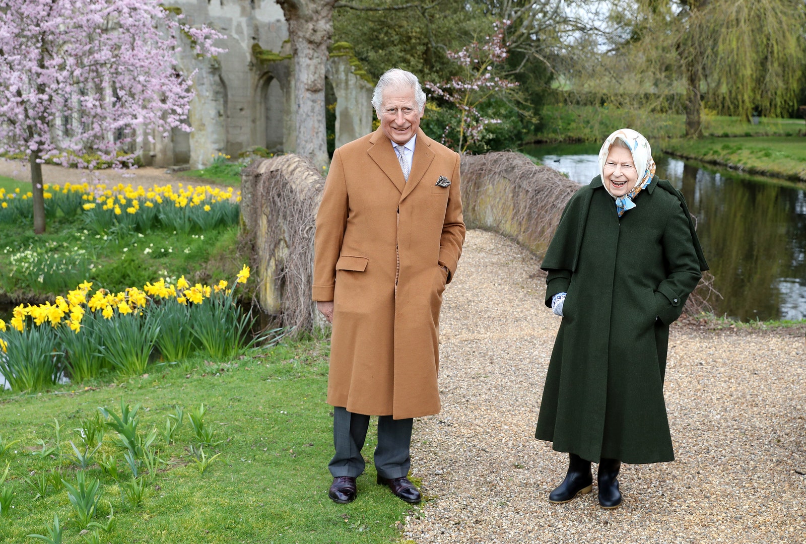 Năm 2012, Vào Chủ nhật Phục sinh, một bức ảnh của Nữ hoàng và con cả của bà, Hoàng tử xứ Wales, đang đi dạo trong khu vườn của Frogmore House, Windsor, đã được phát hành. Nữ hoàng mặc áo khoác ngoài màu xanh lá cây với khăn trùm đầu bằng lụa in hình. 