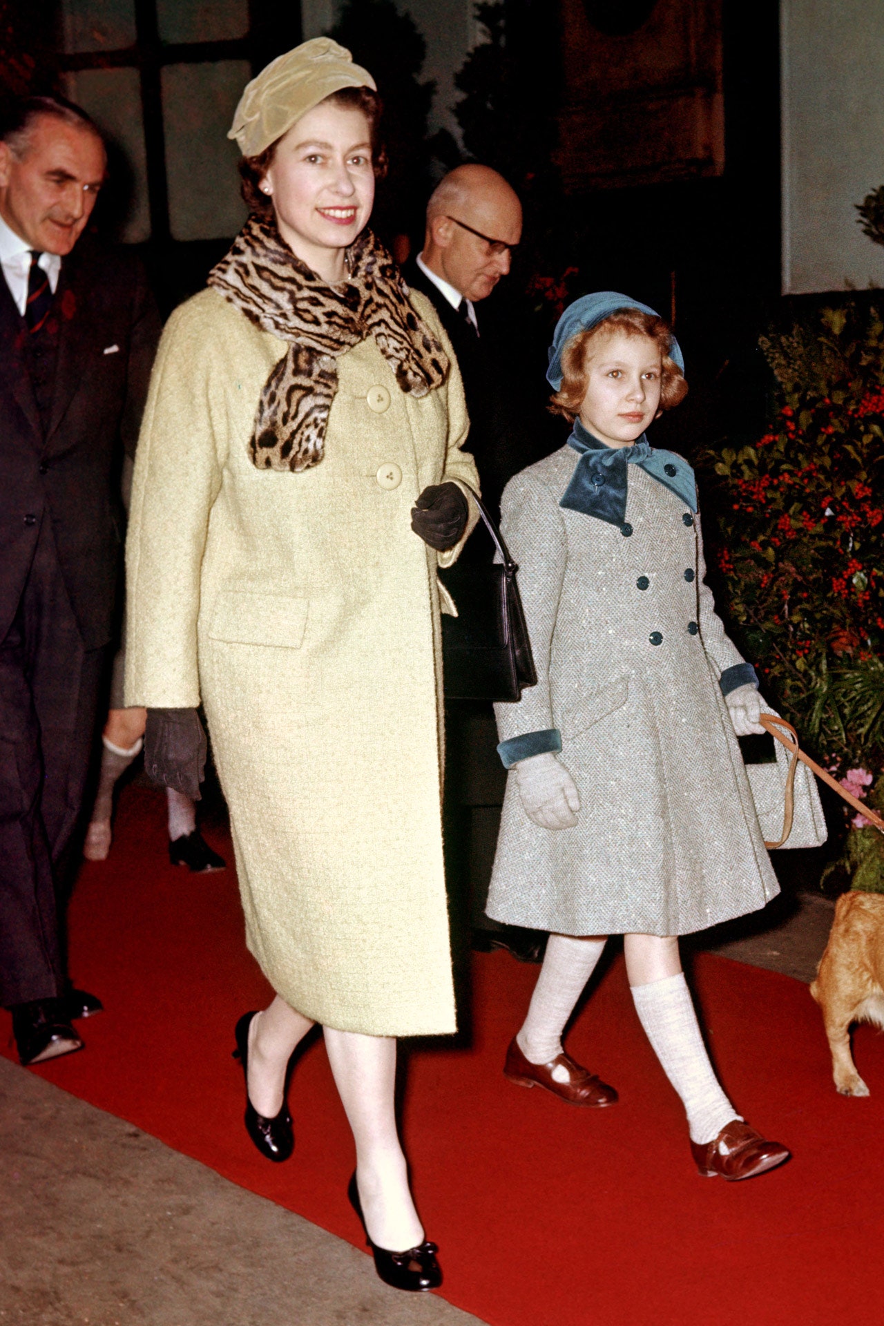 Năm 1958, bà mặc một chiếc áo khoác màu chanh phối cùng chiếc mũ phù hợp cùng khăn quàng cổ có họa tiết da báo, sánh bước bên cô con gái tám tuổi.