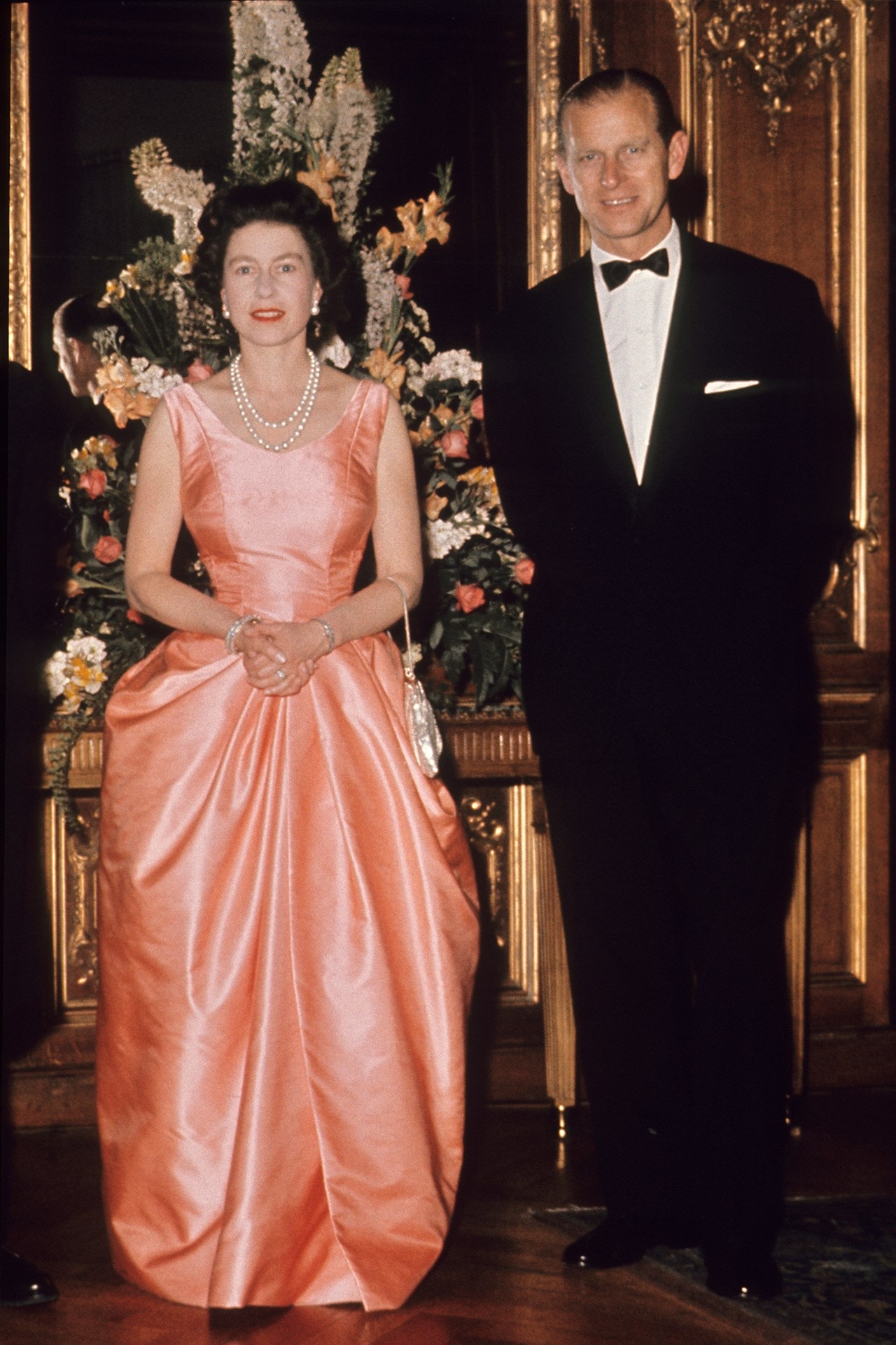 Tháng 6/1963, Nữ hoàng gây ấn tượng khi khoác lên mình chiếc váy dạ hội màu san hô kết hợp với trang sức ngọc trai sang trong khi để tham dự sự kiện ở London cùng với Công tước xứ Edinburgh.