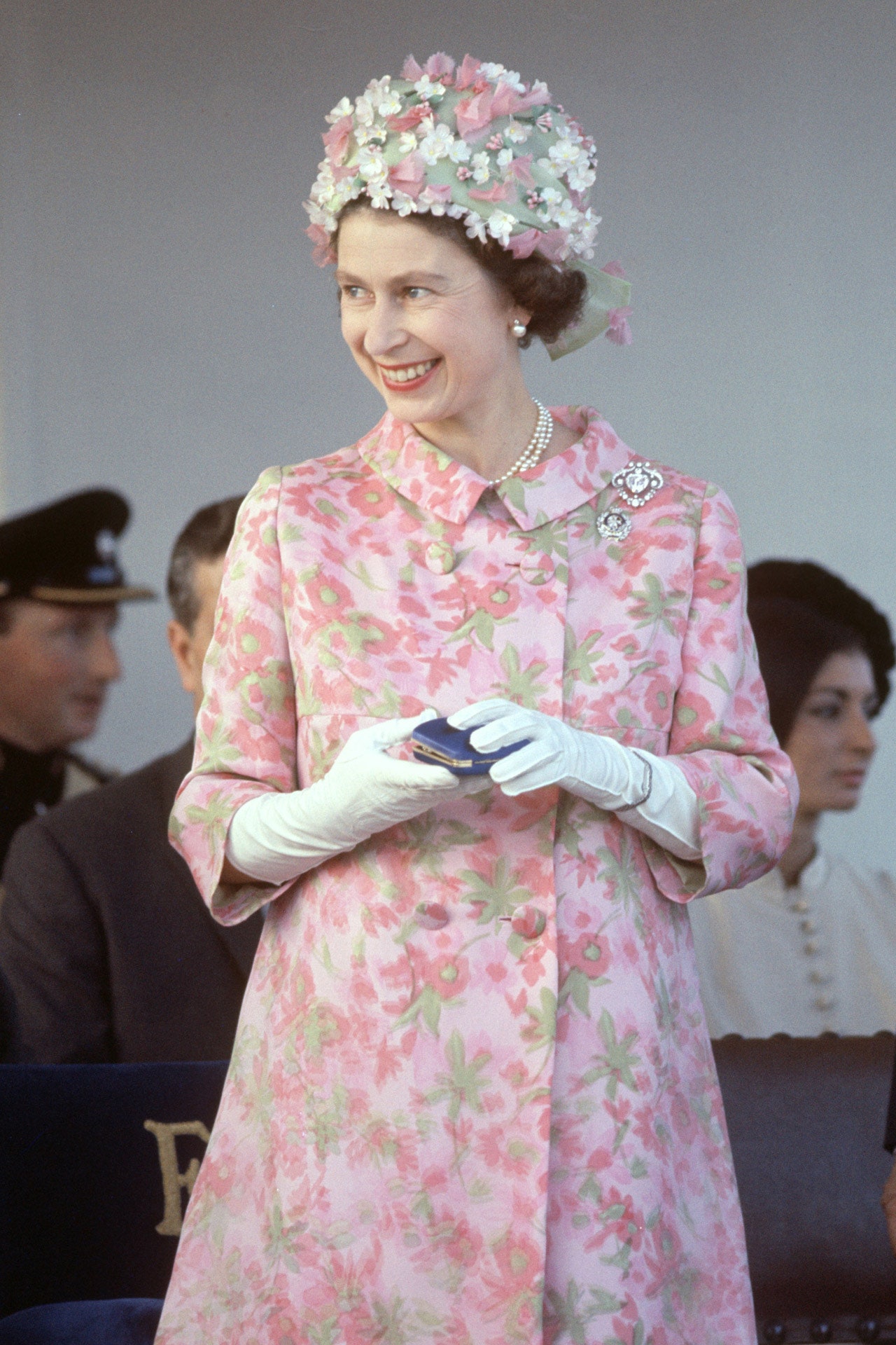 Năm 1967, Nữ hoàng nổi bật với mẫu áo khoác hai dây có hoa văn màu hồng và xanh lá cây của Hardy Amies trong chuyến thăm của hoàng gia tới Malta. Nữ hoàng cũng đang đeo một trong những chiếc trâm cài đầu yêu thích của mình, Cullinan V Brooch, do Garrard thiết kế vào năm 1911.
