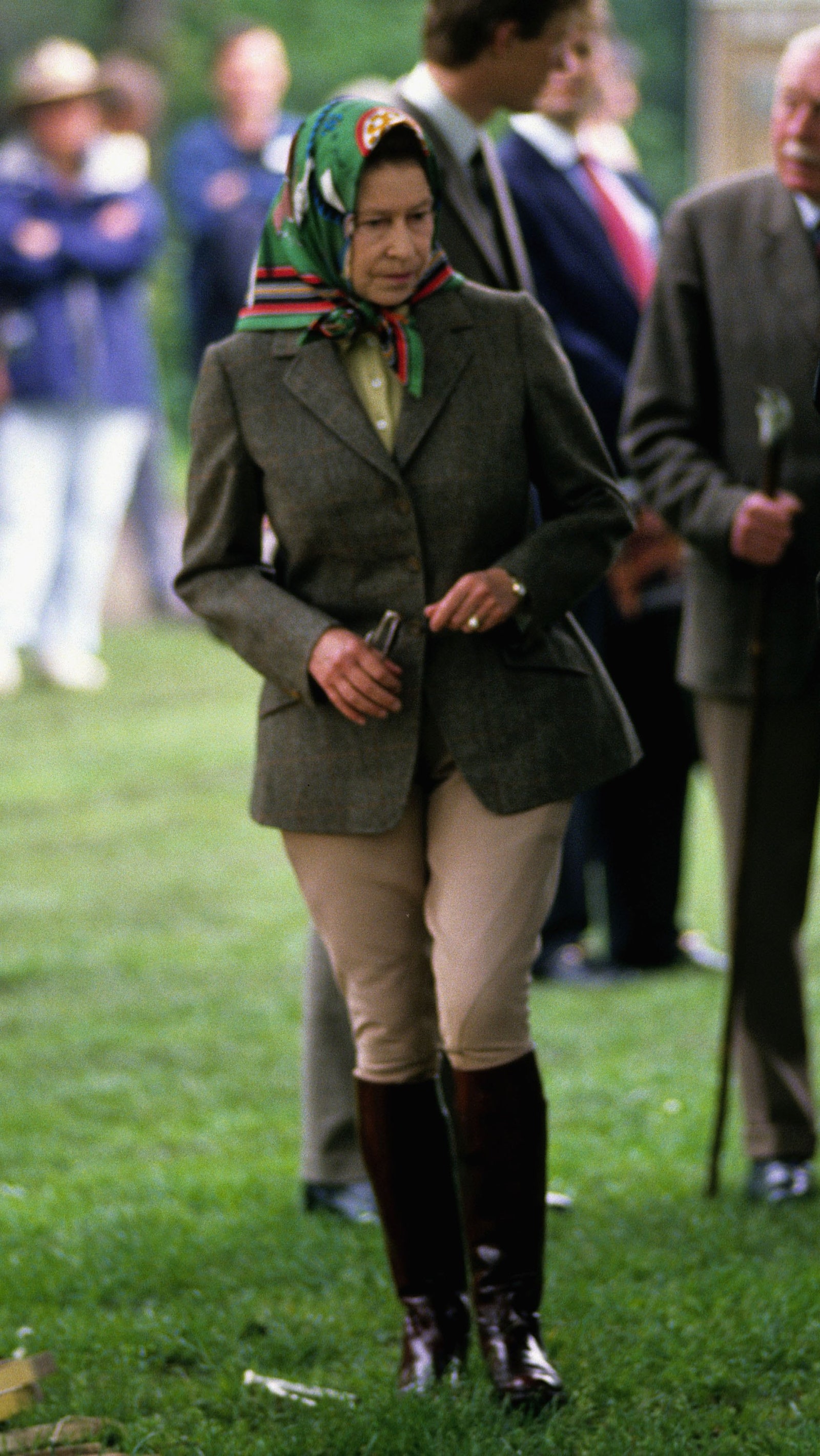 Bên cạnh những mẫu váy nữ tính, Nữ hoàng Anh cũng không ít lần phá cách với bộ trang phục cưỡi ngựa và khăn trùm đầu in hình tại triển lãm đua ngựa Hoàng gia Windsor.