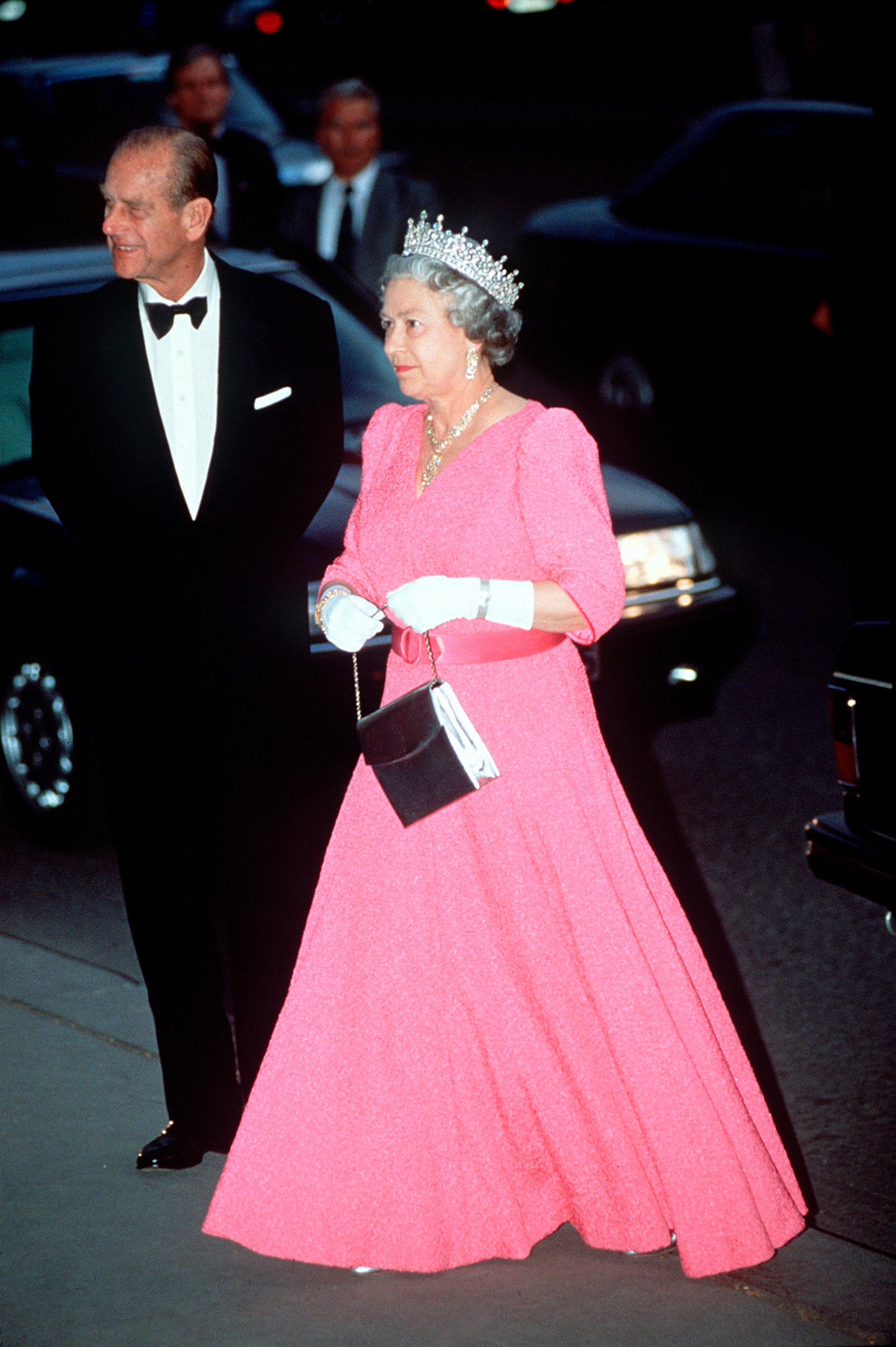 Năm 1993, Nữ hoàng dịu dàng trong thiết kế hồng cùng với vương để tham dự một bữa tiệc ở Budapest cùng với chồng của bà, Hoàng thân Philip. 