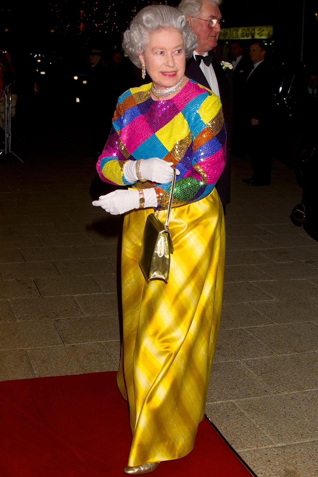 Năm 1999, Nữ hoàng Elizabeth tham dự Buổi biểu diễn đa dạng của Hoàng gia tại Birmingham Hippodrome với chiếc áo dài đính sequin sặc sỡ và váy vàng sọc.