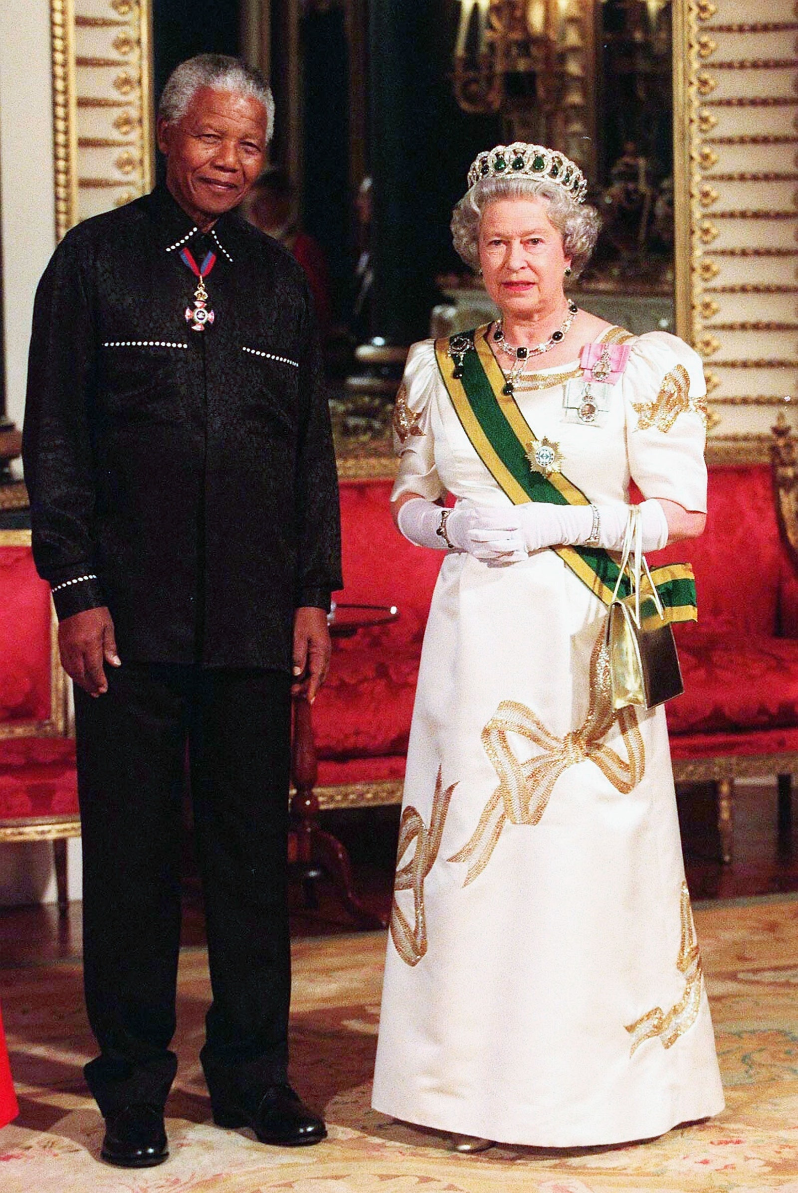 Năm 2000, Nữ hoàng mặc một chiếc váy in hình nơ để chào đón Nelson Mandela tại Cung điện Buckingham, kết hợp với đồ trang sức bằng ngọc lục bảo, bao gồm cả vương miện của Đại công tước Vladimir. 